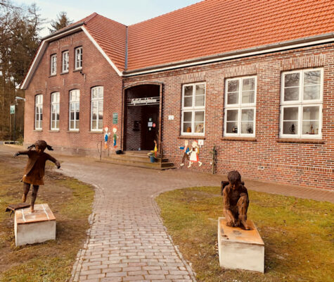 Schulmuseum Aussenansicht, Emil und Gesine