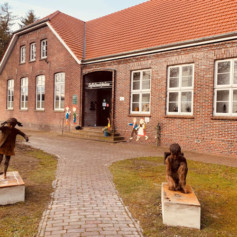 Schulmuseum Aussenansicht, Emil und Gesine