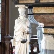 Edo-Wiemken-Grabmal: Frauengestalt