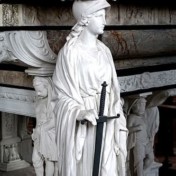 Edo-Wiemken-Grabmal: Frauengestalt