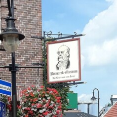 Getreuenmuseum Jever: Außenansicht mit Detail