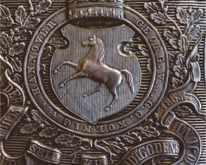 Die Schützenkette erhielt der Schützenverein Gödens 1972 von Heidi, Gräfin von Wedel. Mit der Stiftung erinnerte sie an ihren verstorbenen Ehemann Edzard Graf von Wedel (1924-1969), der auch Vereinsmitglied war. Museum im Landrichterhaus